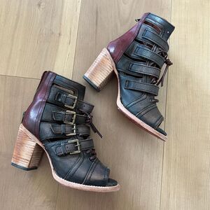 Like New Freebird Braeden SZ 8 Black Multi Strappy Peep Toe Leather Bootie Heels